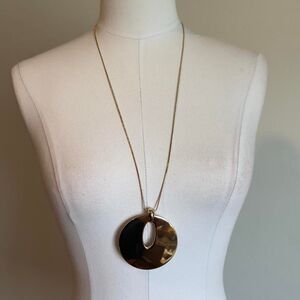 NWT New Direction Gold tone circular pendant necklace chain jewelry. Retail: $36